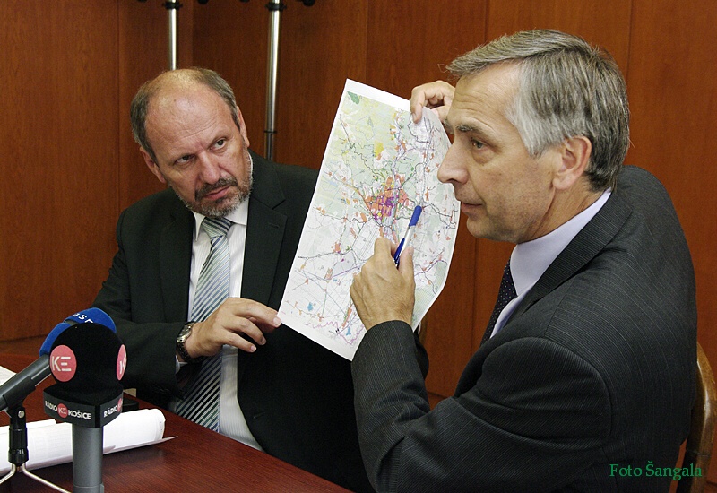 Minister  dopravy a primátor mesta vysvetľujú výstavbu ciest 