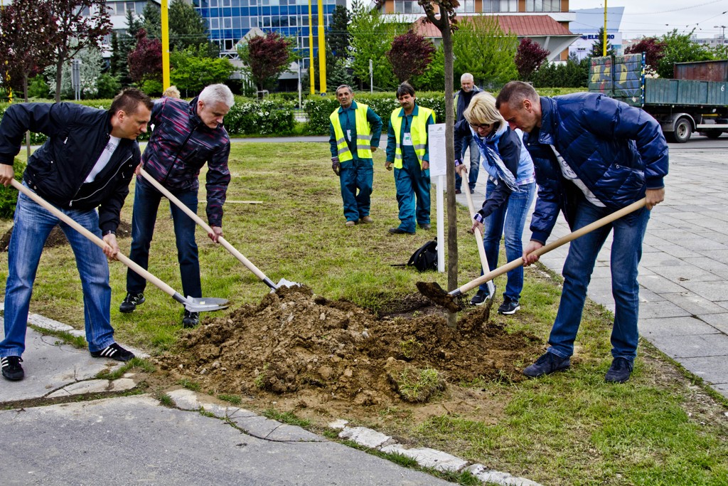 Primátor, viceprimátori a riaditeľ Správy mestskej zelene priložili ruku k dielu