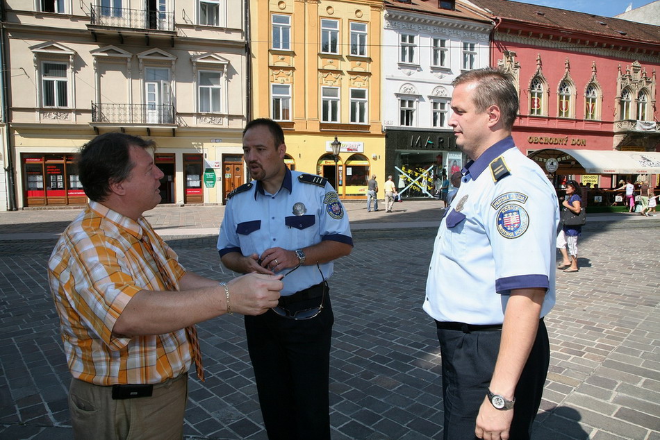 Diskusia o prínose cyklohliadok (zľava: starosta MČ Staré mesto, veliteľ st. MsP-Stred a zást. náč. 
