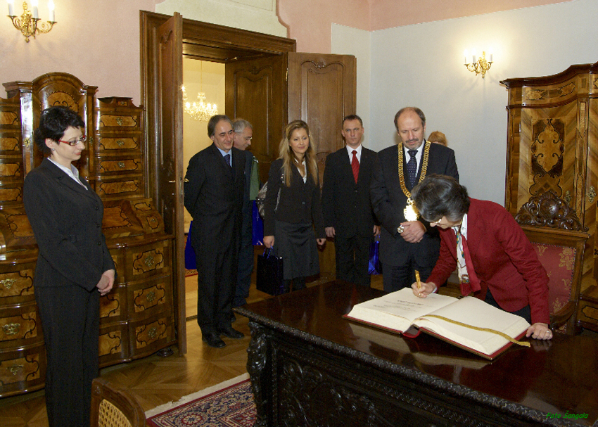 Jej Excelencia pani Brunella Borzi Cornacchia sa podpísala do kroniky mesta