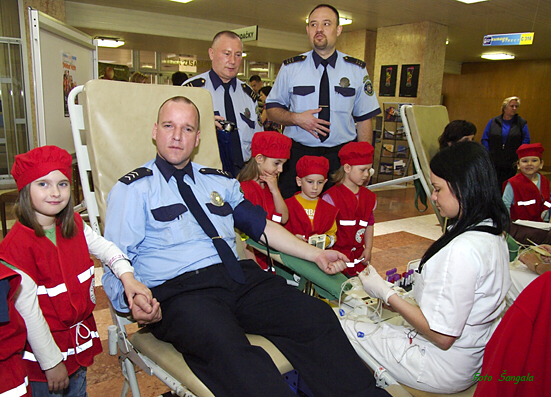Mestskí policajti tiež darovali krv  
