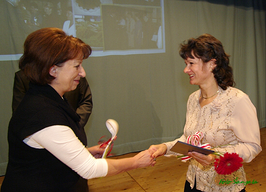 Vedúca Oddelenia školstva Helena Jeníková počas odovzdávania ocenení