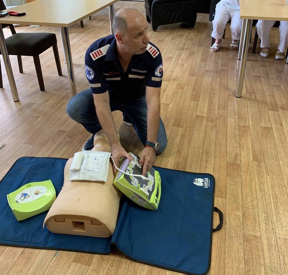 Zaškolenie personálu a praktické ukážky zamestnancom predviedli manažéri zdravotníckeho úseku Košickej záchranky 