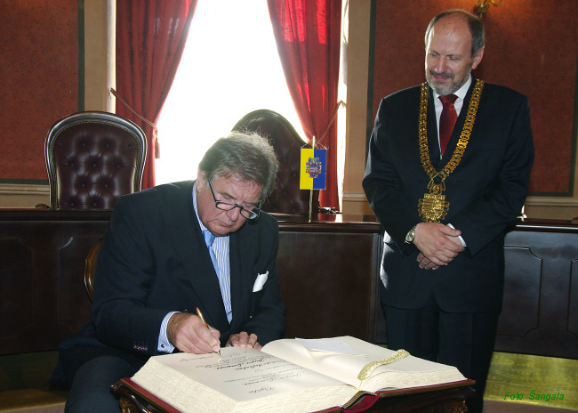 pán Jürgen Grossmann sa podpísal do mestskej kroniky
