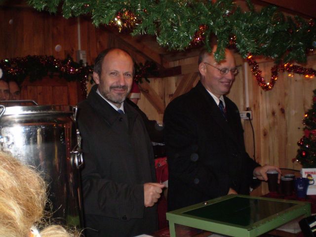 F. Knapík s D. Lohrom ponúkajú vianočný punč