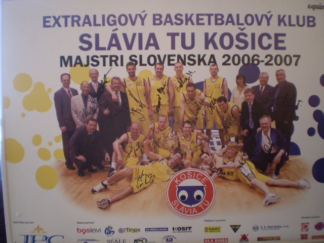 Spomienková fotografia basketbalistov Slávie TU
