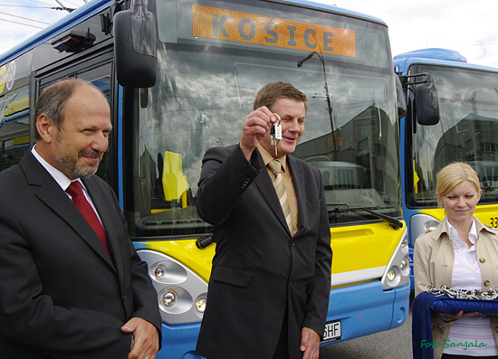 Primátor mesta odovzdal kľúče od nového autobusu gen.riaditeľovi DPMK