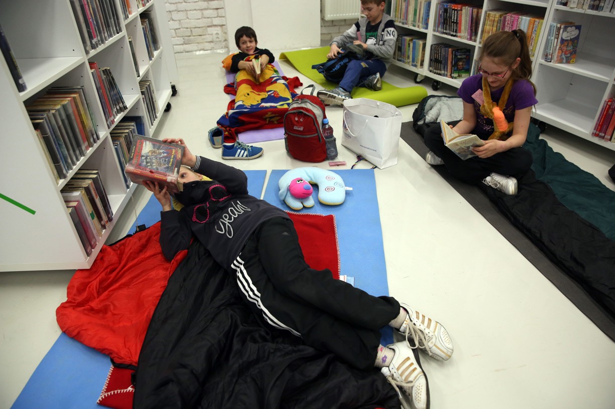 Prespať v knižnici je dobroždrustvo, ale deti nezabudli na knihy ani pred spaním