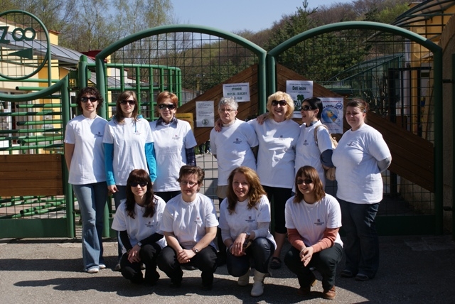 Účastníci peknej akcie pred vstupom do košickej ZOO