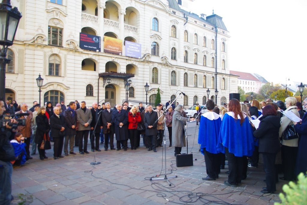 Odhalenie pamätných tabúľ sprevádzal spevokol a stredovekí trubači