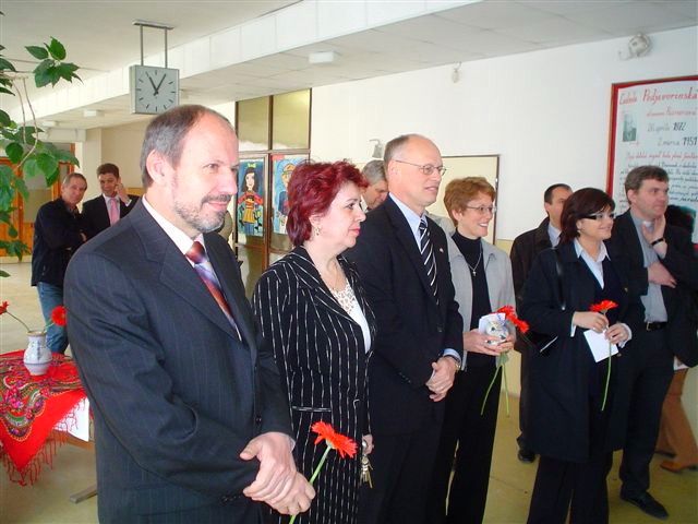Foto: na obr.zľava-primátor Fr. Knapík, riaditeľka školy V.Šoltésová, prezident U.S.Steel D.H.Lohr