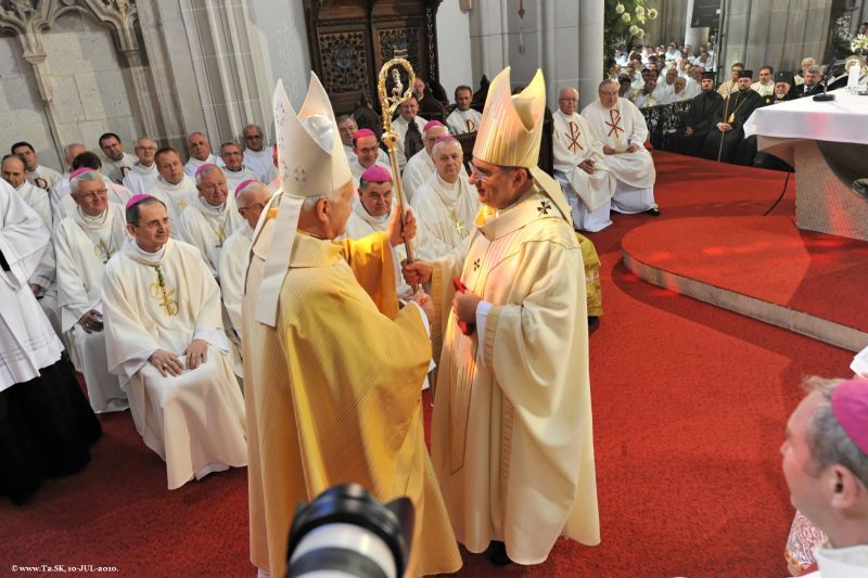 Odovzdanie berly novému arcibiskupovi Mons.B.Boberovi