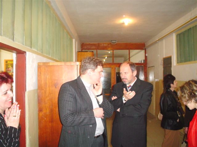 Foto: František Knapík v rozhovore s misonárom pôsobiacim na škole J. Červeňom