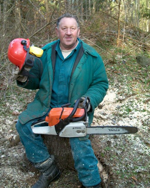 Pilčík Ladislav Dudič zapózoval po zrezaní stromu