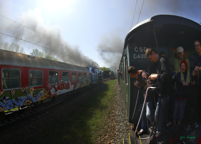 súbežná jazda dvoch vlakov s parnými rušňami (foto: M.Šangala)