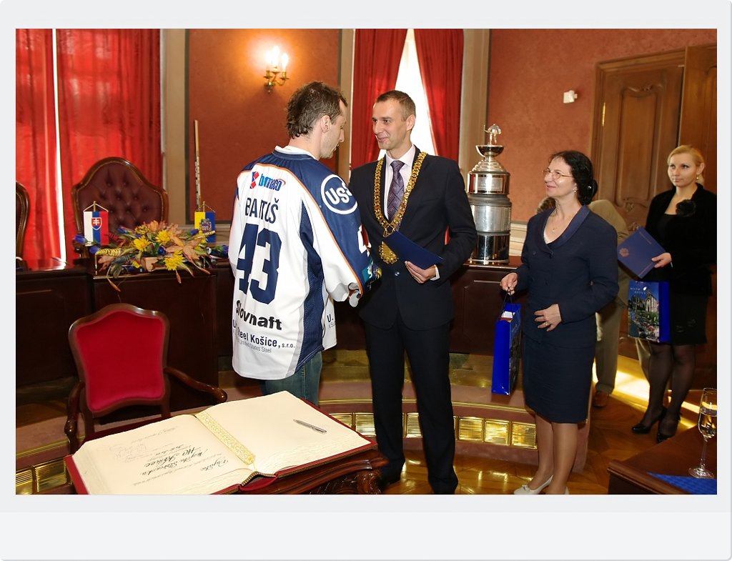 Primátor R. Raši blahoželá a ďakuje kapitánovi tímu P. Bartošovi