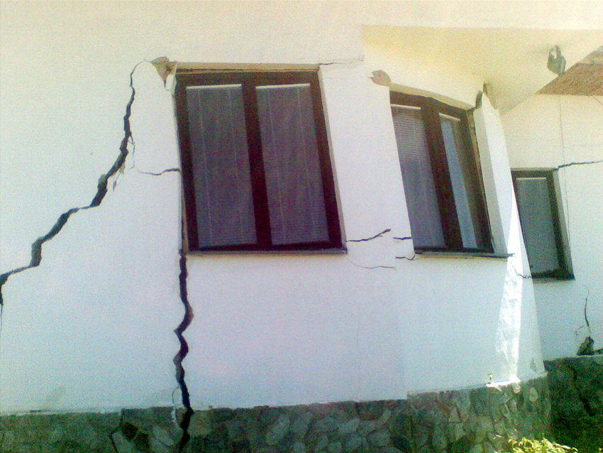 škody na rodinných domoch po zosuve pôdy v obci Nižná Myšľa