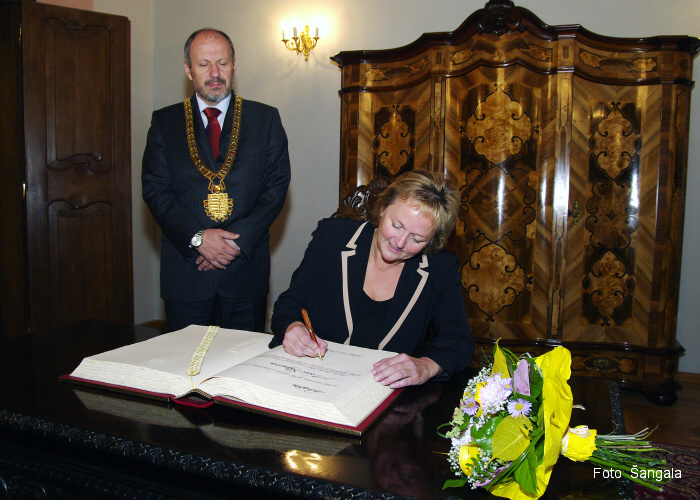 J. E. pani Trine Skymoen pridala k podpisu aj krátky pozdrav mestu Košice
