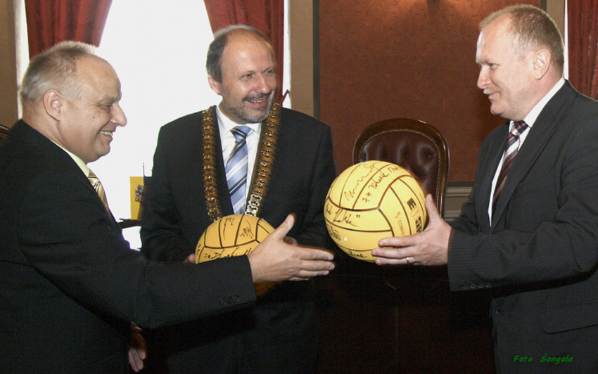 športovci venovali predstaviteľom mesta lopty s podpismi