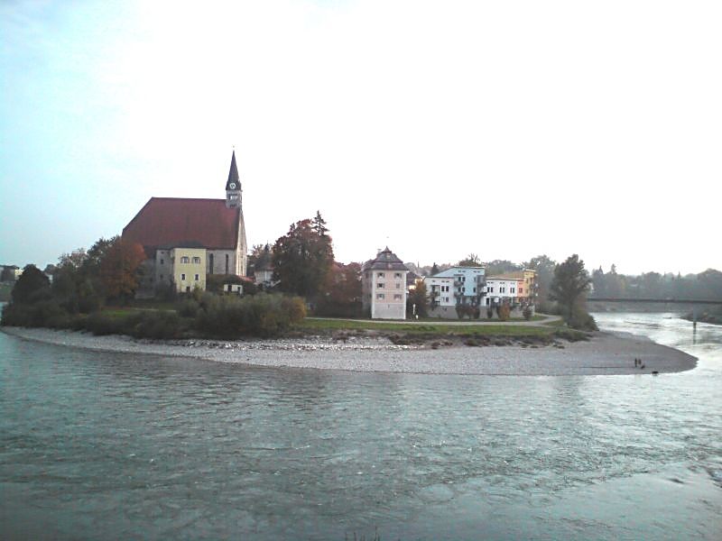 Okolo mesteča Laufen tečie rieka Salzach