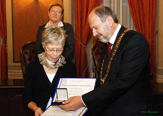 Mayor Knapik presents Christa Vahlensieck with the Plaque of the Mayor