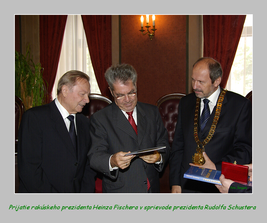 F. Knapik venoval prezidentovi vzácnu knihu o oltároch v Dóme a pamiatku na náš unikátny erb