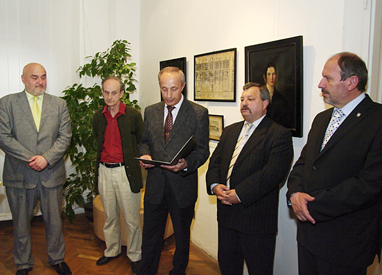 generálny konzul Maďarskej republiky odovzdáva vyznamenanie riaditeľovi múzea