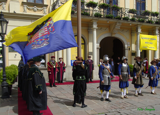 slávnostný ceremoniál sa začal pred Historickou radnicou mesta