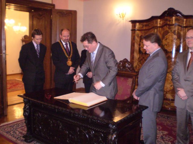 Jón Kristinn Suaeholm sa podpísal v historickej radnici do pamätnej knihy
