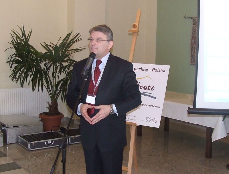 Účastníkov Karpatského fóra privítal primátor mesta Sanok Wojciech Blecharczik