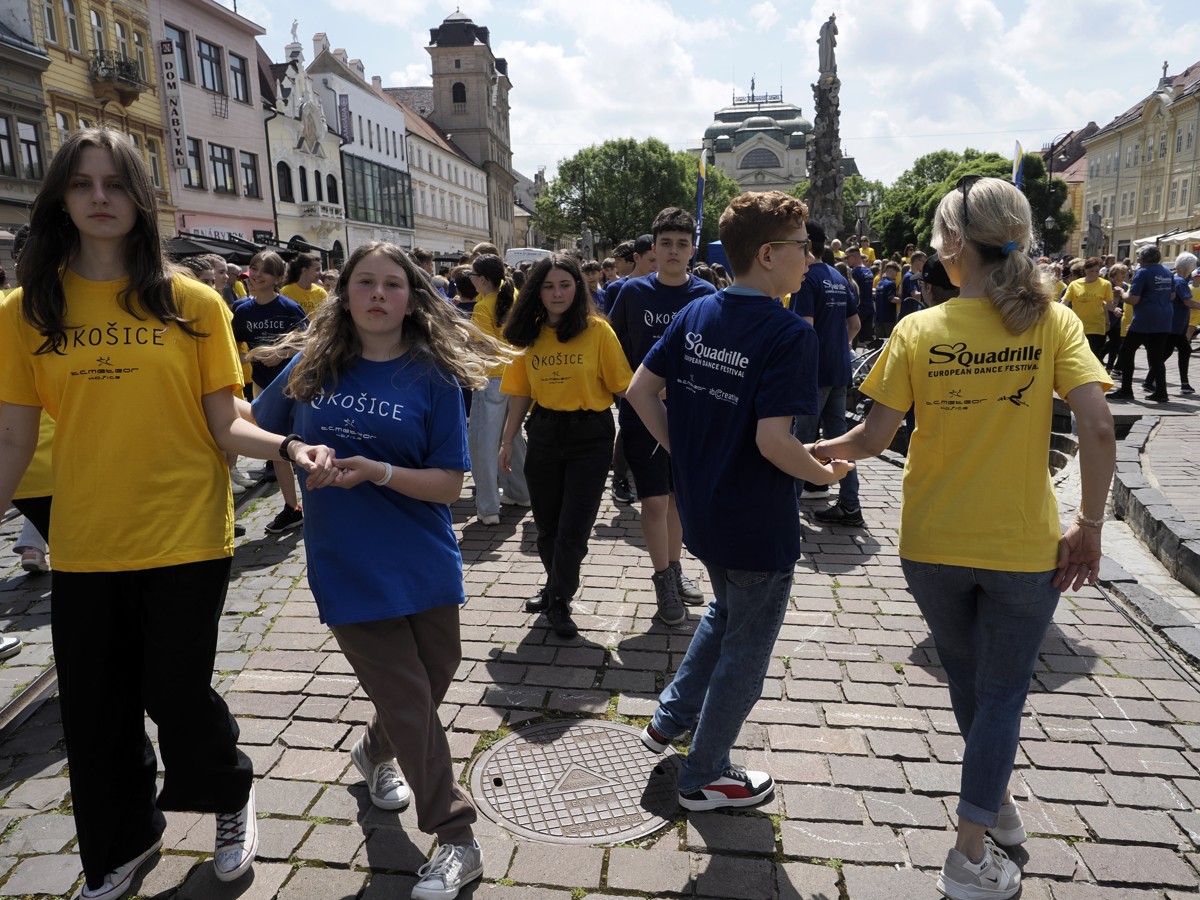 Tancujúci žiaci a študenti