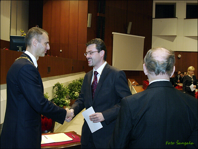 Mayor Raši congratulates Councilor Andrejčák 