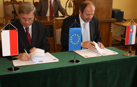 primátori miest Košice a Krosno pri podpise memoranda