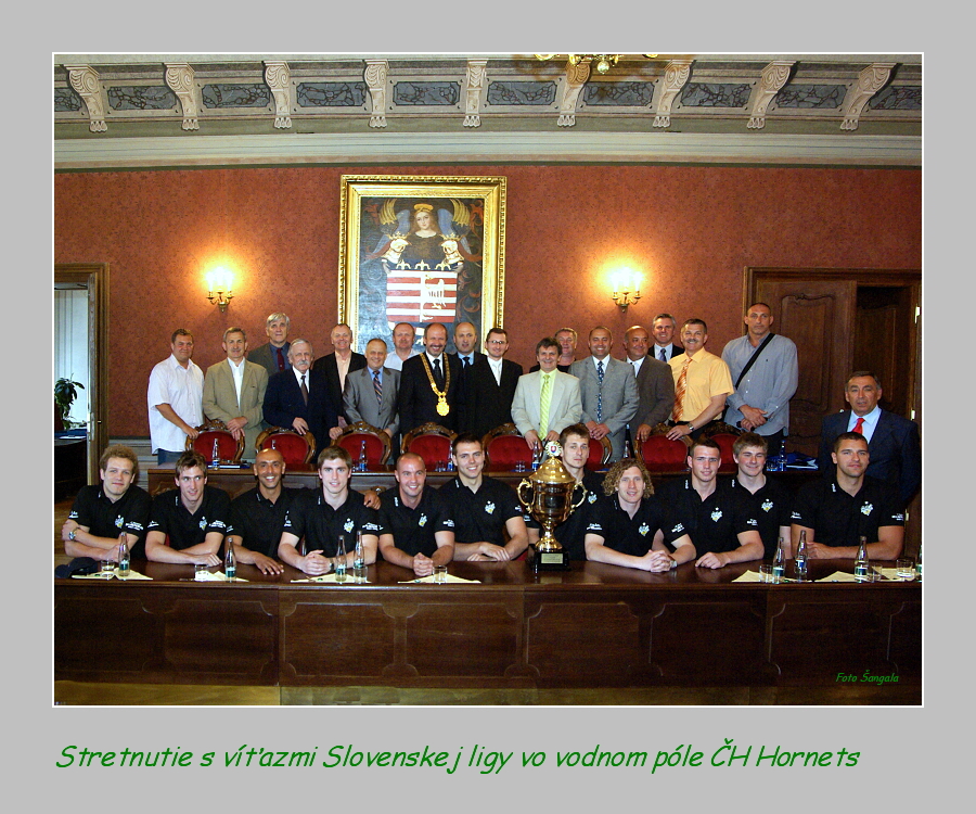Spoločná fotografia hráčov a funkcionárov klubu s primátorom mesta