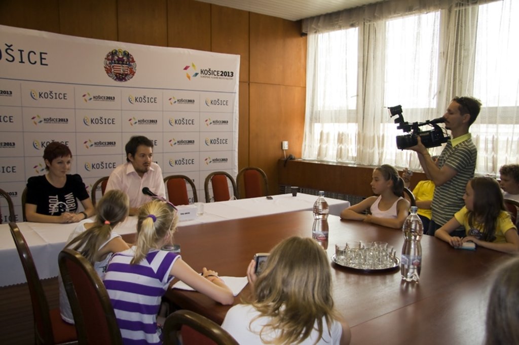 Mladí novinári kládli na tlačovej konferencii  otázky ako ostrieľaní profesionáli