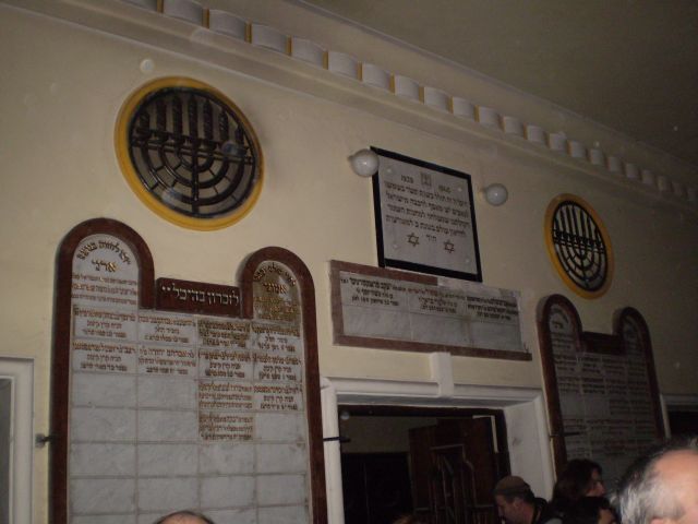 Ďakovné tabuľky na stenách synagógy