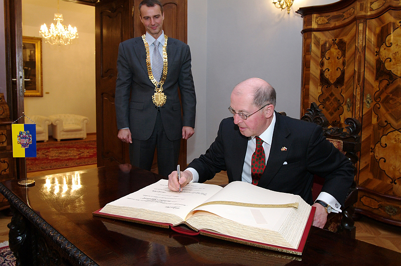 US Ambassador signing the City Chronicle