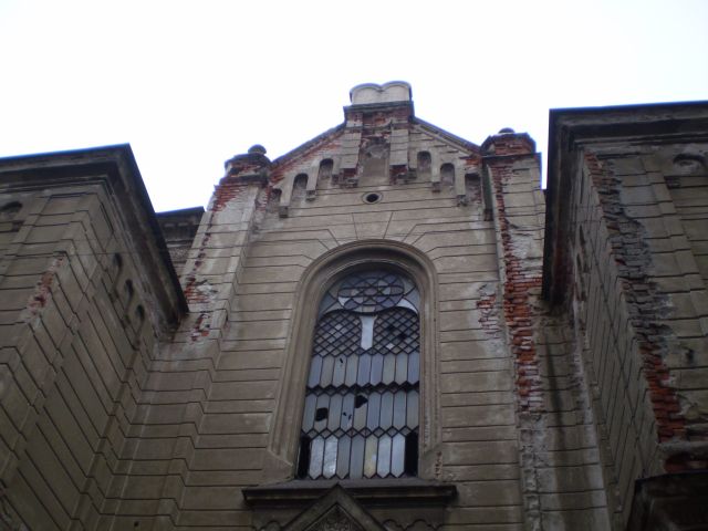 Priečelie synagógy na Zvonárskej v havarijnom stave