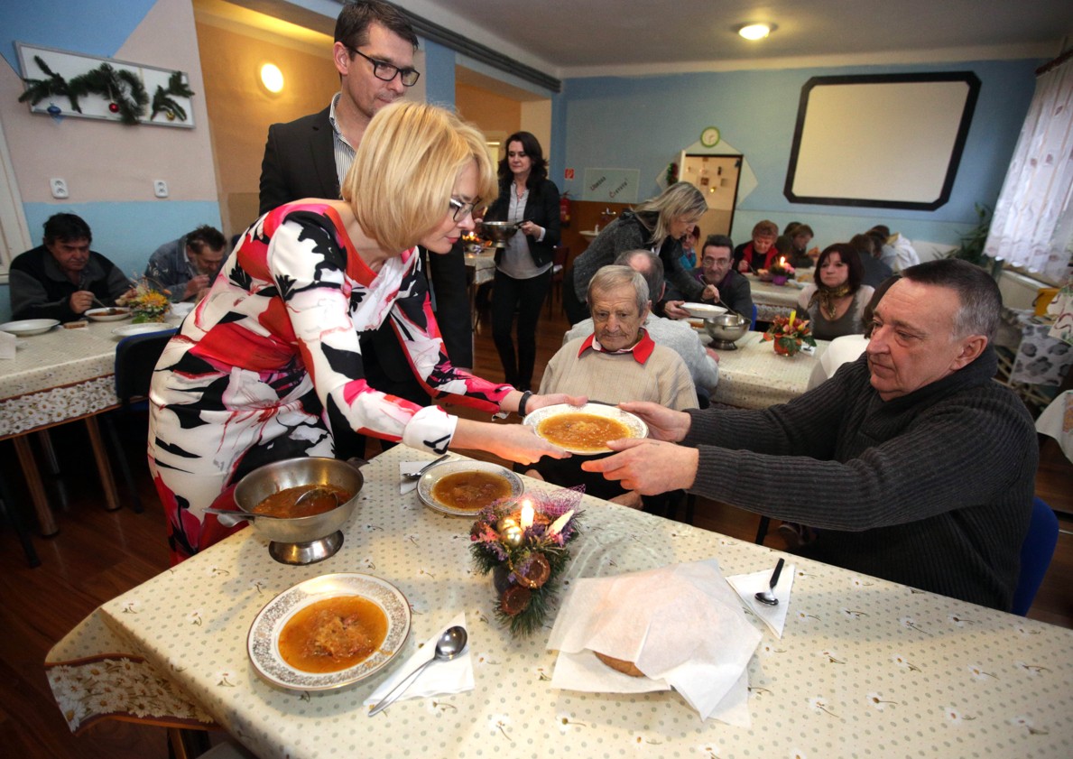  Viceprimátorka Renáta Lenártová podávala vianočnú kapustnicu ľuďom bez domova