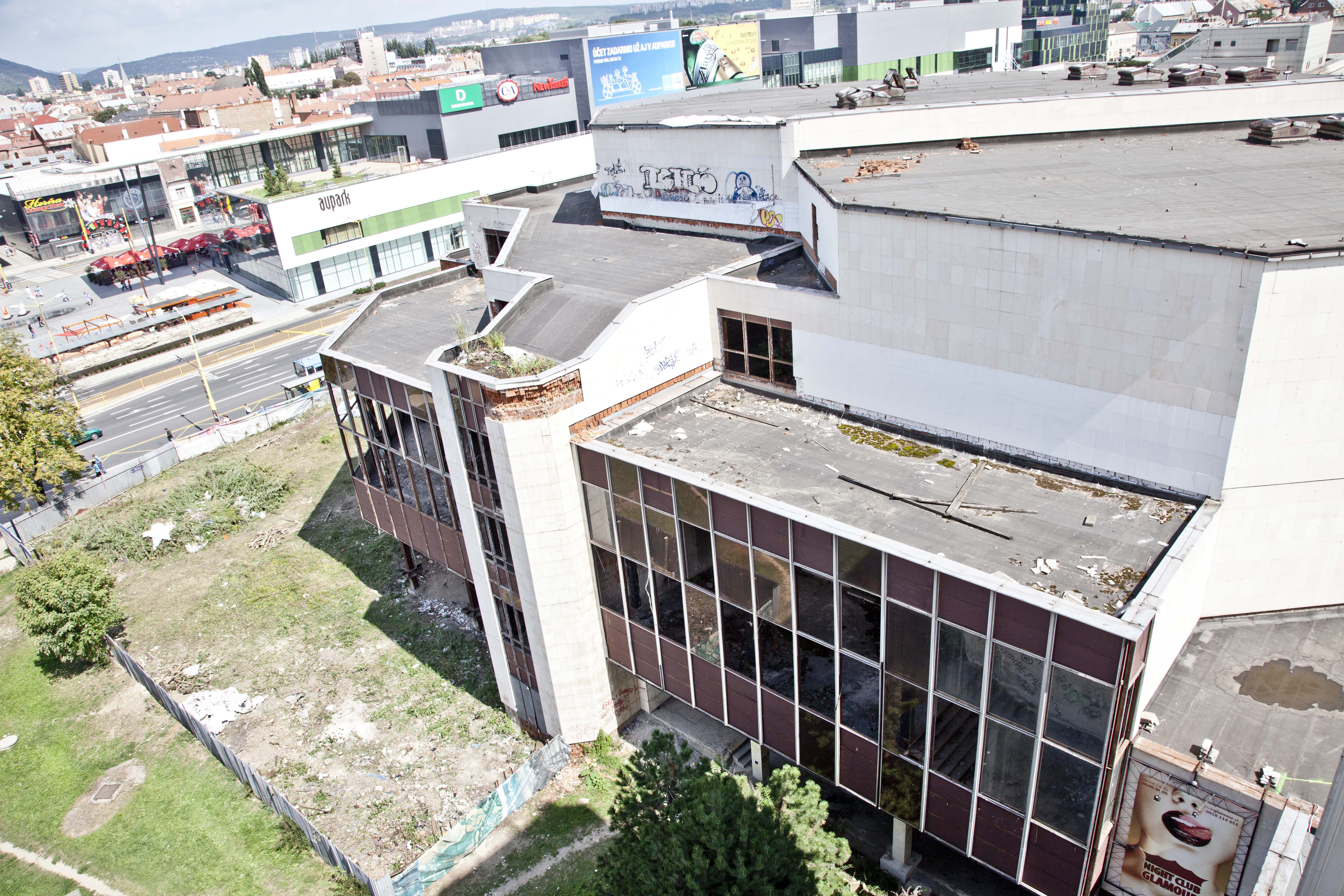 Nedokončené kongresové centrum, ktoré už takmer 30 rokov špatí centrum mesta sa konečne zbúra