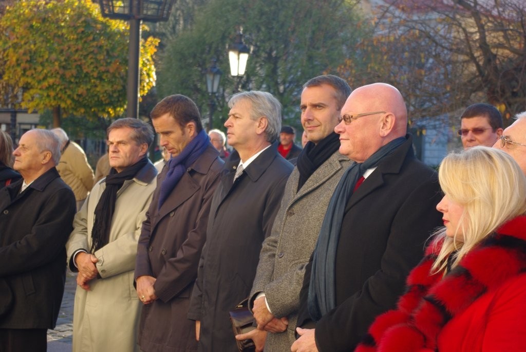 Odhalenia tabúľ sa zúčastnilo vedenie mesta