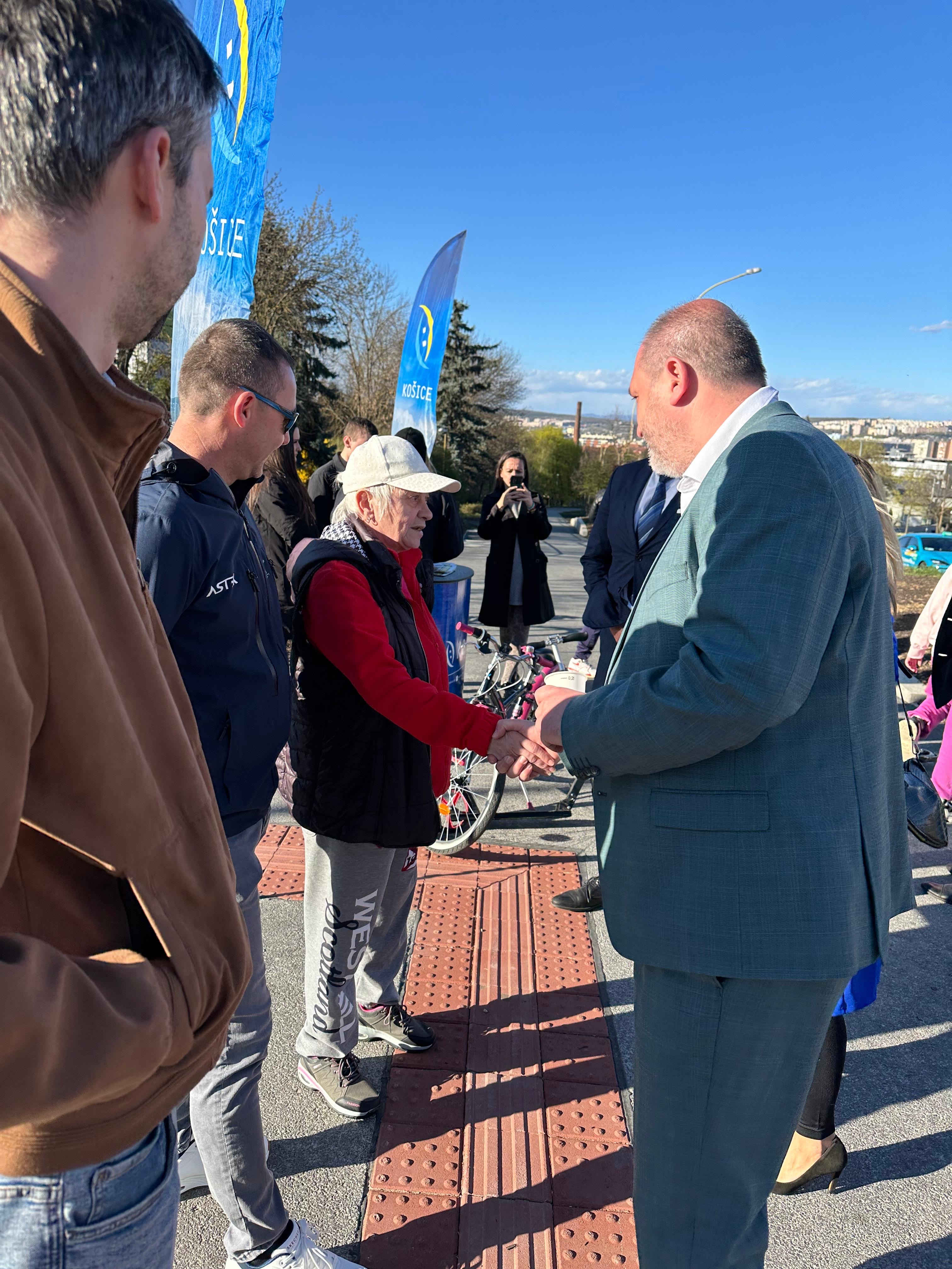 325dfa5e-f629-4baf-8056-8c151d0ab794