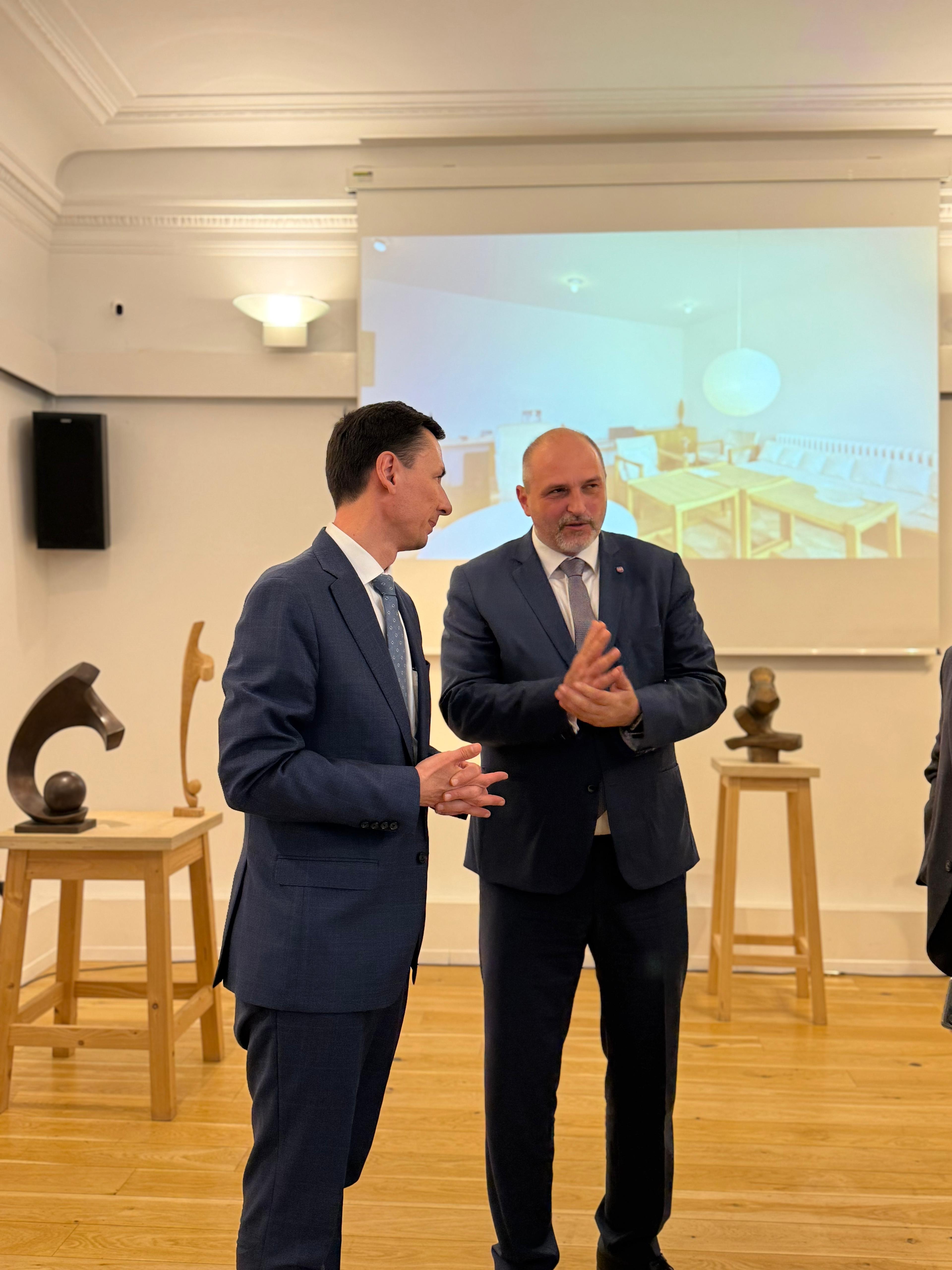 f6941419-4d56-45f3-a374-a68ed99aa228