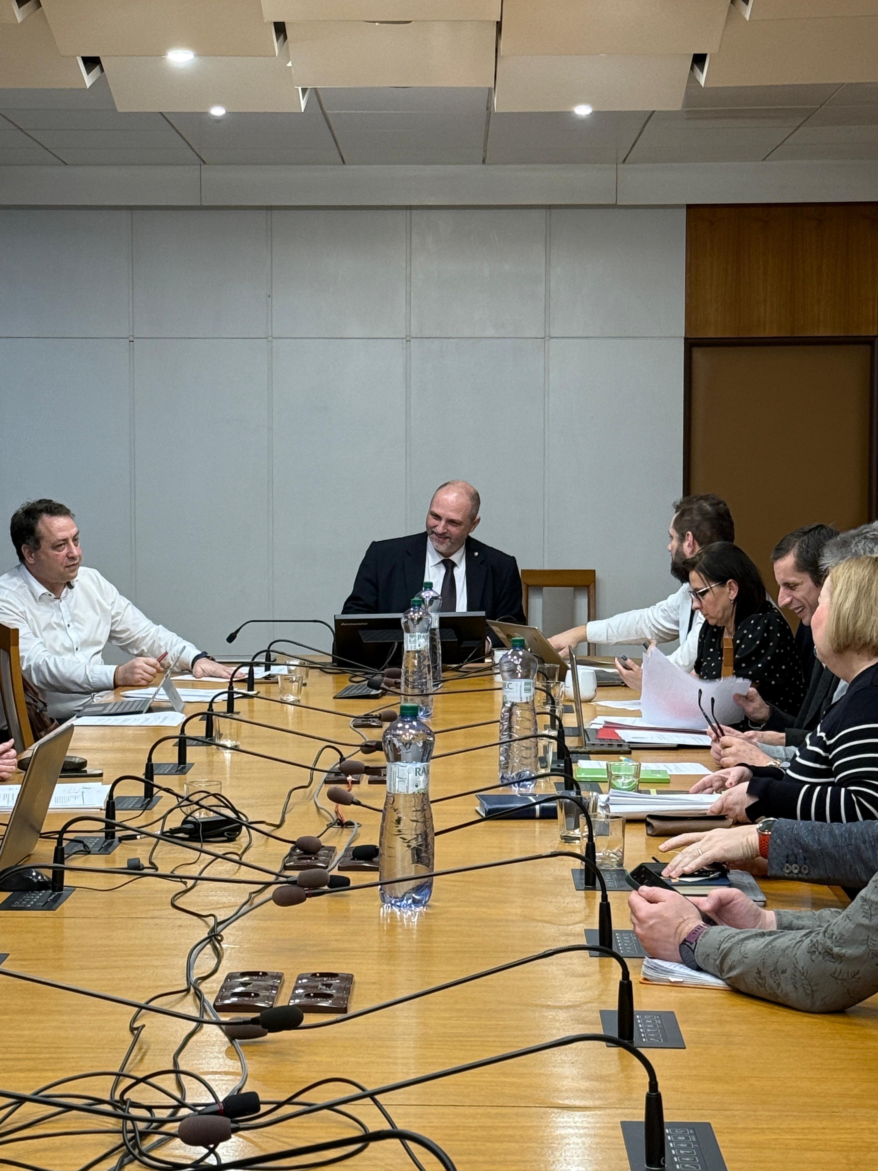 9fd76321-f7a5-4d95-a375-8fc55b2a31ee